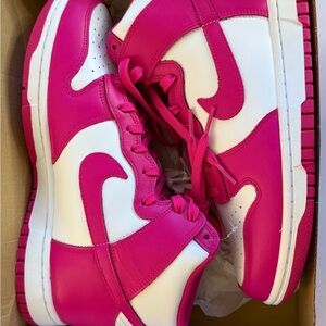 Nike High Dunk in Hot Pink